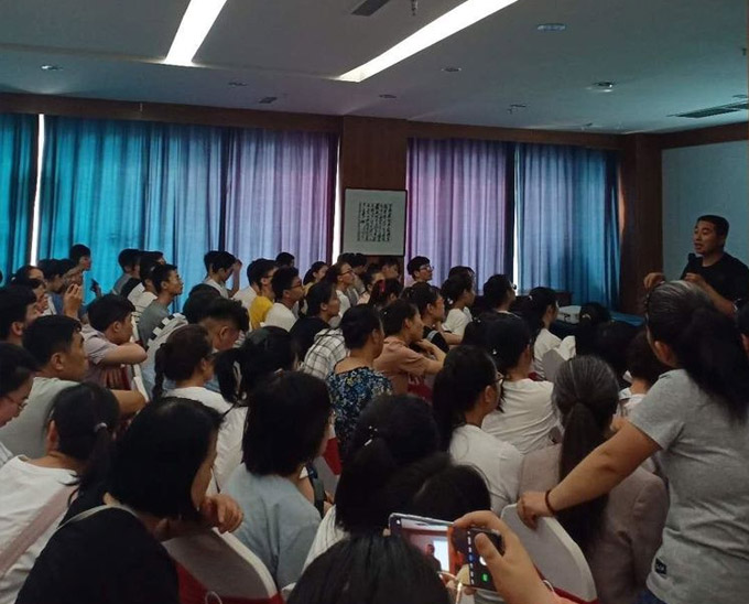 贺建平高考志愿填报公益活动在丽彬文化园举办